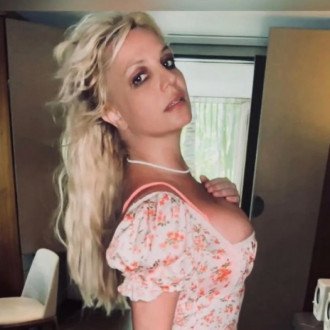 Britney Spears left without eyelashes and eyebrows after fireplace exploded in her face